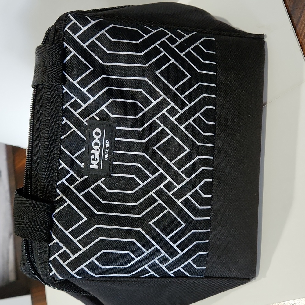 Igloo Polyester Lunch Tote Cooler, 9 Can Capacity, Black and White Lunchbag